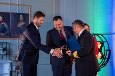 Wręczenie wyróżnienia Ryszardowi Dąbrowskiemu - dyrektorowi Zespołu Szkół Morskich w Gdańsku