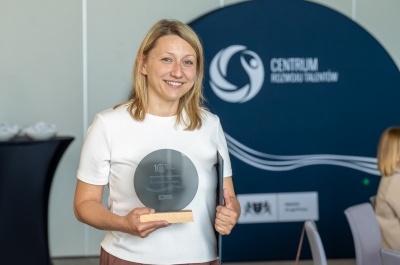 Karolina Honchera ze statuetką Inspiratora Talentów 