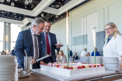 Były dyrektor Gdańskiego Urzędu Pracy Roland Budnik, obecnie p.o. dyrektora Piotr Stefaniak oraz kierownik CRt Kariona Chamier-Ciemińska podczas krojenia jubileuszowego tortu.
