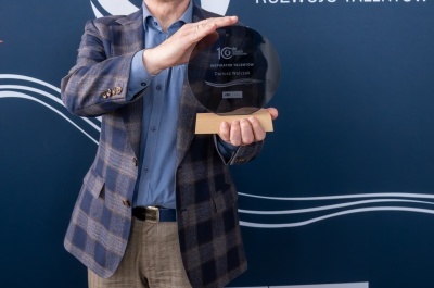 Dariusz Walczak ze statuetka Inspiratora Talentów