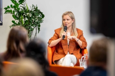 Kamila Kalińczak podczas spotkania "Między słowami - o języku, który zmienia karierę"