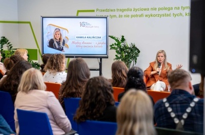 Kamila Kalińczak podczas spotkania "Między słowami - o języku, który zmienia karierę"