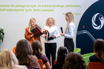 Podziękowanie oraz upominek dla Kamili Kalińczak