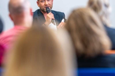 Bartek Jędrzejak podczas spotkania "Prognoza na sukces - o telewizji i życiu" 