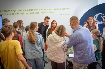 Zdjęcia publiczności z Iluzjonistą Y po spotkaniu "Wyczarować sukces - o niezwykłej drodze zawodowej i sile pasji"