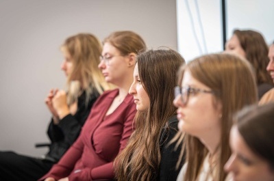Publiczność podczas spotkania z Joanną Jurgą