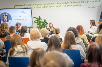 Sarsa i publiczność podczas spotkania "Jak odnaleźć swój głos - o odwadze bycia sobą"