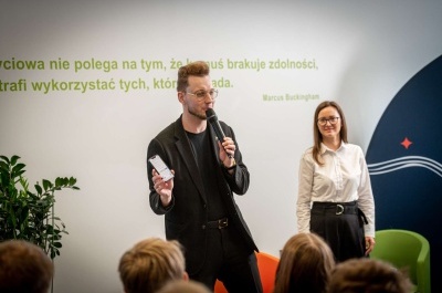 Iluzjonista Y podczas spotkania "Wyczarować sukces - o niezwykłej drodze zawodowej i sile pasji"