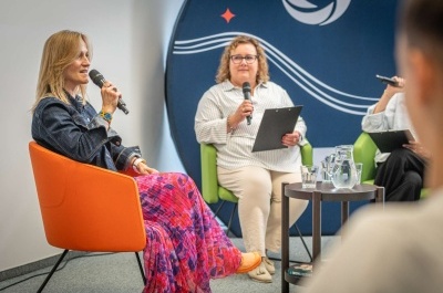 Iwona Guzowska odpowiadająca na pytania prowadzących spotkanie "Druga runda - sport jako szkoła odporności i rozwoju"