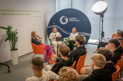 Iwona Guzowska, prowadzące spotkanie Milena Chomik i Anna Kwiecińska oraz publiczność spotkania "Druga runda - sport jako szkoła odporności i rozwoju"