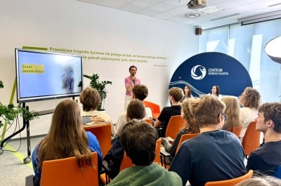 Katarzyna Siuzdak podczas spotkania "Nowoczesna naukowczyni - między laboratorium, życiem i internetem"